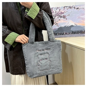 Détail du sac cabas en peluche grise avec broderie ours mignonne et texture douce