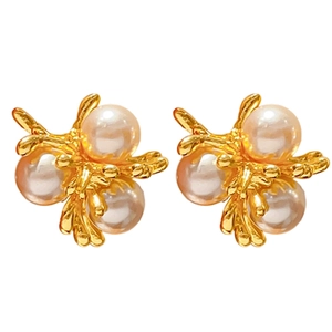 French vintage gold flower stud earrings with elegant pearls for a minimalist style