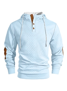 Détail du sweat à capuche gaufré avec boutons marrons et empiècements aux coudes
