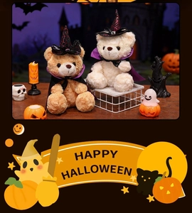 Dettaglio di orsetti di peluche per Halloween con cappelli da mago e mantelli viola