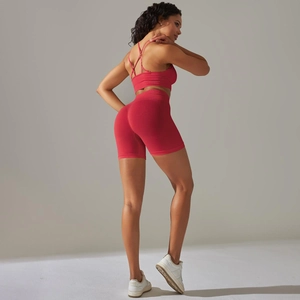 Rückansicht eines nahtlosen wassermelonenroten Yoga-Sets mit Cross-Strap-BH und High-Waist-Shorts