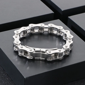 Dettaglio del bracciale da uomo in acciaio inossidabile argentato stile catena da moto