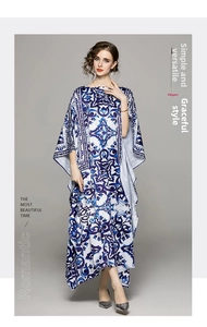 Détail de l'imprimé Majolique bleu et blanc sur une robe caftan longue et ample