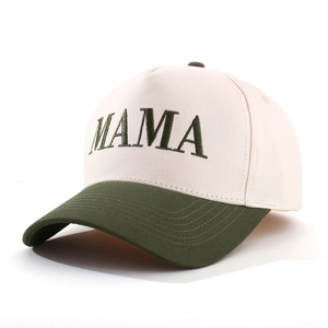 Dettaglio del ricamo MAMA 3D su cappellino da baseball in cotone beige e oliva