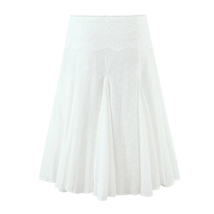 Dettaglio della gonna in pizzo bianco con ricami intricati e trama dell'orlo ondulato