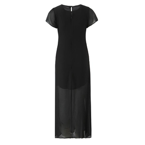Dettaglio dell'abito nero con orlo in chiffon trasparente e spacco laterale unico