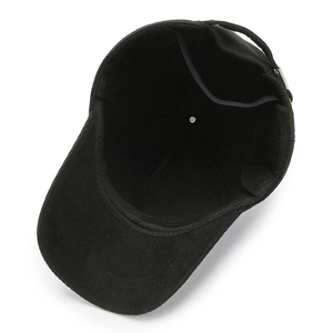 Klassische schwarze Winter-Baseballkappe für Herren mit Gehörschutz und Innendetails