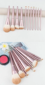 Makroaufnahme von 12-teiligen roségoldenen Make-up-Pinseln mit weichen Verlaufsborsten