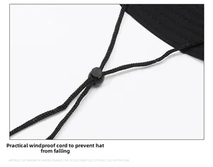 Dettaglio del cinturino sottogola nero regolabile con fermaglio su un cappello ad asciugatura