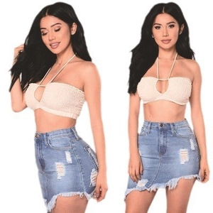 Γυναικείο καλοκαιρινό σετ με μπεζ πλεκτό crop top και ασύμμετρη τζιν μίνι φούστα