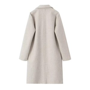 Vue arrière du manteau à revers à manches longues montrant sa coupe et sa texture