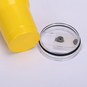 Vue détaillée du dessus d'un gobelet jaune 30oz montrant le couvercle coulissant transparent