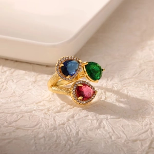 Retro-Sonnenblumenring mit bunten Zirkonia-Steinen in Tropfenform auf Goldfassung