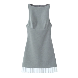 Robe sans manches grise minimaliste avec ourlet plissé blanc vue à plat sur fond blanc