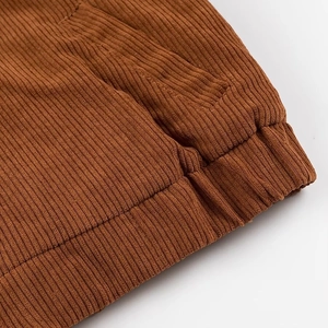 Detail der braunen Cord-Struktur und elastischen Rippbündchen am Vintage-Hoodie