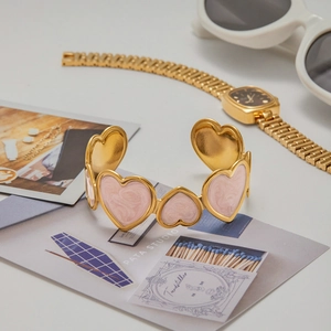 Golden heart-shaped stainless steel bracelet with pink marble enamel drip pattern