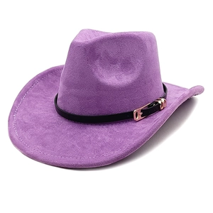 Detail eines lila Cowboyhuts aus Wildlederimitat mit schwarzem Lederband und Goldschnalle