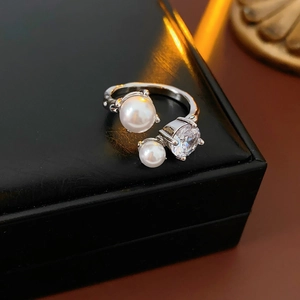 Détail de la bague ajustable en argent avec perles irrégulières et pierre de zircon
