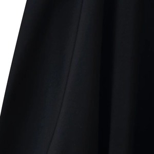 Robe noire élégante à manches longues avec ceinture et coupe slim asymétrique