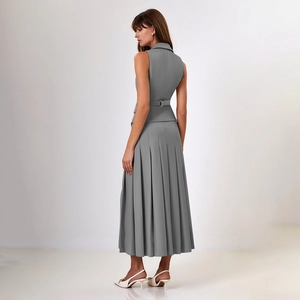 Ensemble élégant avec gilet gris sans manches et jupe longue plissée pour femme
