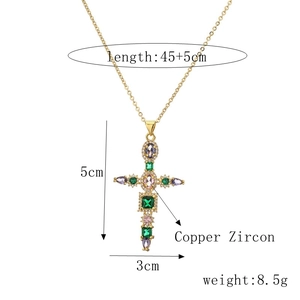 Vue détaillée du pendentif croix dorée avec zircons colorés et étiquettes de taille