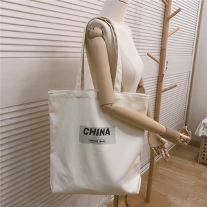 Détail de la toile épaisse de haute qualité avec impression de lettres noires sur le sac