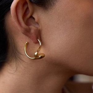Boucles d'oreilles minimalistes en acier inoxydable doré au design sculptural abstrait en S