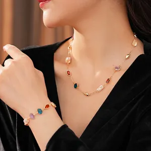 Parure collier et bracelet vintage dorés avec pendentifs en nacre sur mannequin femme