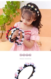 Detalle de diadema trenzada para niñas con conejo rosa y pinzas de flores