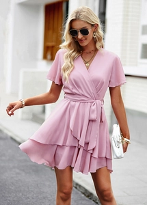 Robe portefeuille rose à manches courtes avec col en V et ourlet à volants