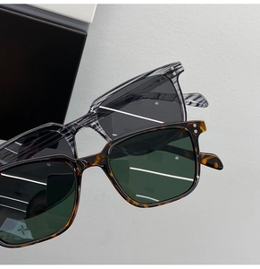 Gros plan de lunettes de soleil carrées en gris transparent et motif écaille de tortue