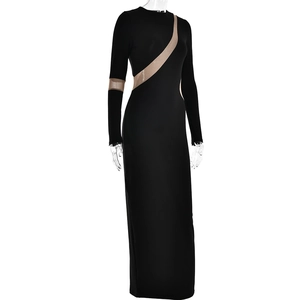 Détail de robe longue noire à manches longues avec empiècements en résille nude sur mannequin