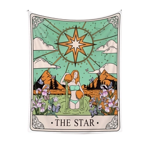 Dettaglio macro dell'arazzo tarocchi La Stella con motivi vintage di sole e fiori