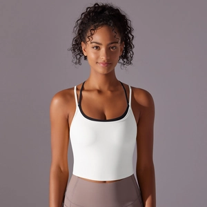 Vue de face de la brassière sport 2-en-1 blanche avec bretelles noires sur le modèle