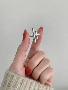 Macro detail of geometric S925 silver ring featuring vertical pillars on polished band