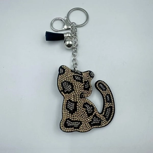 Makroaufnahme Leopard-Schlüsselanhänger mit schwarz-goldenen Strasssteinen und Quaste
