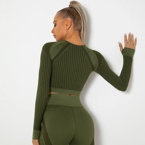 Détail de l'ensemble de yoga sans couture vert armée avec texture côtelée et manches