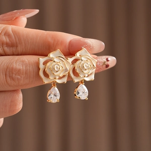 Boucles d'oreilles vintage fleur en émail avec zircon goutte d'eau et bord doré
