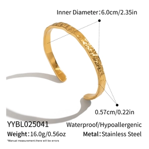 Dimensions et poids du bracelet manchette martelé en acier inoxydable plaqué or 18K