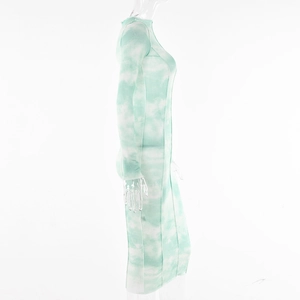 Seitenansicht des langärmeligen Maxikleides mit grün-weißem Batikmuster
