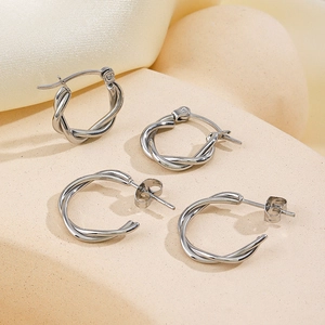 Set di orecchini a cerchio in acciaio inossidabile argento a forma di C per donna