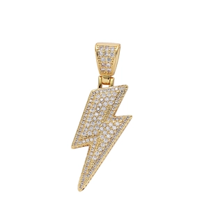 Vue détaillée d'un pendentif éclair doré serti de cristaux de zircone cubique