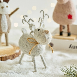 Décoration de table renne de Noël en feutre avec fond bokeh pour ambiance de fête