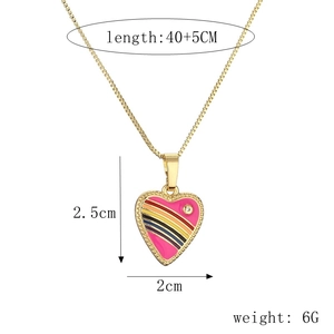 Detalle de colgante de corazón esmaltado rosa con rayas arcoíris e incrustación de circón