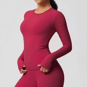 Détail du haut de yoga à manches longues framboise avec passe-pouces et tissu élastique