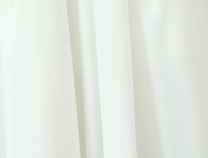 Détail macro de la texture du tissu blanc et du drapé fluide de la robe bustier chic