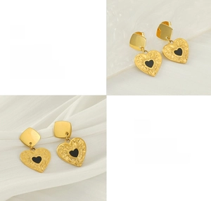 Détails de boucles d'oreilles cœur vintage en émail noir avec texture rayon de soleil dorée
