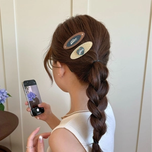 Braune und beige karierte Herz-Haarspangen im Set, am Modell im minimalistischen Stil