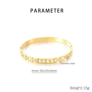 Detailansicht des 18K vergoldeten Edelstahlarmreifs mit Maßen 60x50x6mm und Spezifikationen