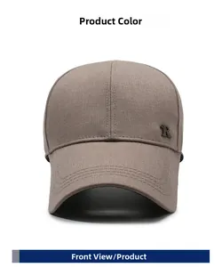 Dettaglio del cappellino marrone in twill con logo R in metallo e cuciture sulla visiera